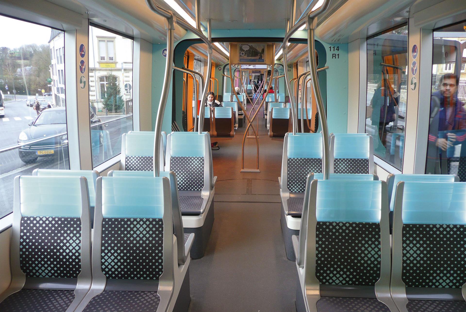Mit hoher Qualität überzeugen – das ist die Strategie für Bus und Bahn in Luxemburg. Blick in den Fahrgastraum einer der siebenteiligen 45-Meter- Niederflur-Straßenbahnen des spanischen Herstellers CAF.